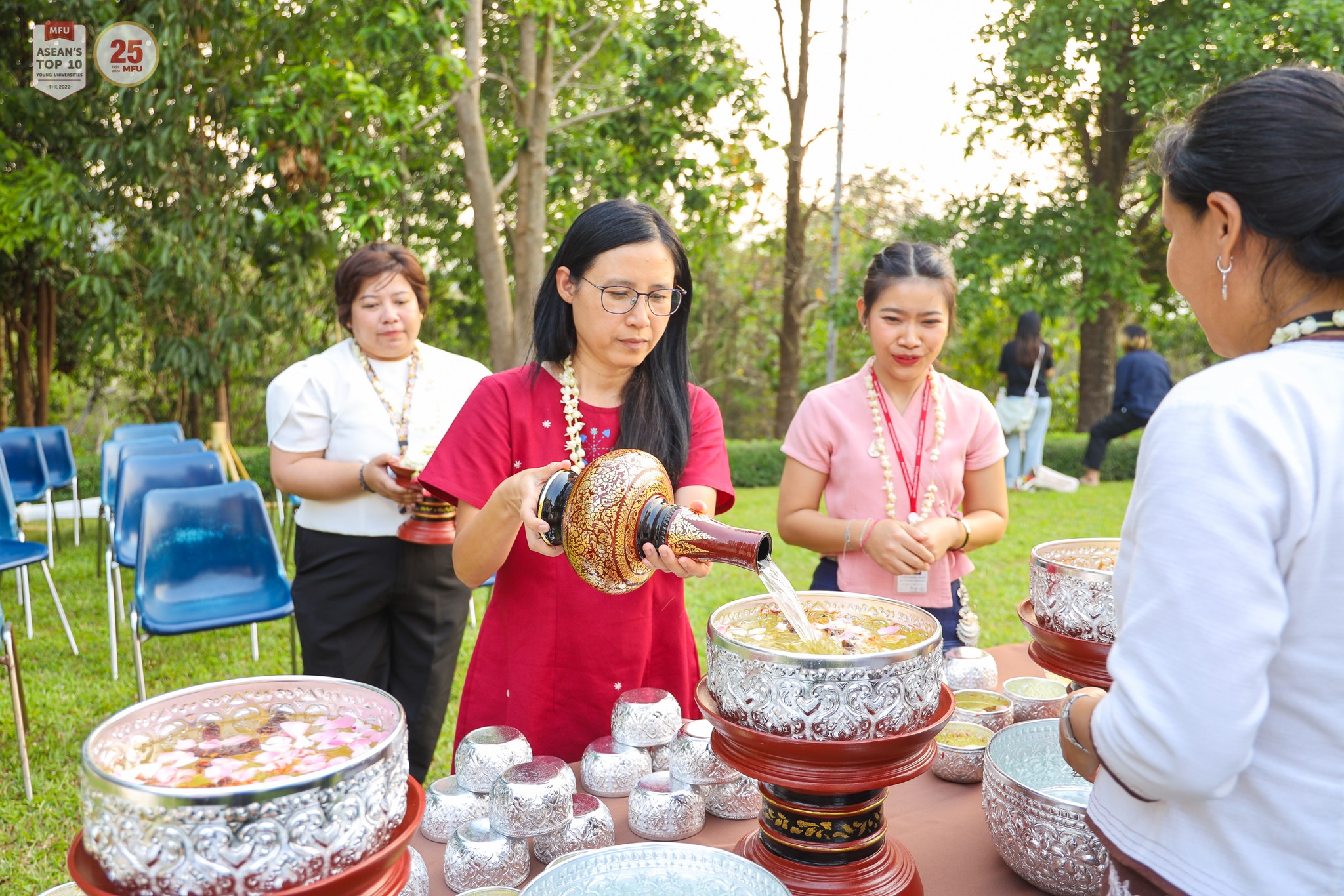 สำนักวิชาการแพทย์บูรณาการ มหาวิทยาลัยแม่ฟ้าหลวง จัดพิธีสระเกล้าดำหัวสูมาคารวะคณาจารย์ สรงน้ำพระ สูมาคารวะครู แพทย์บูรณาการ 