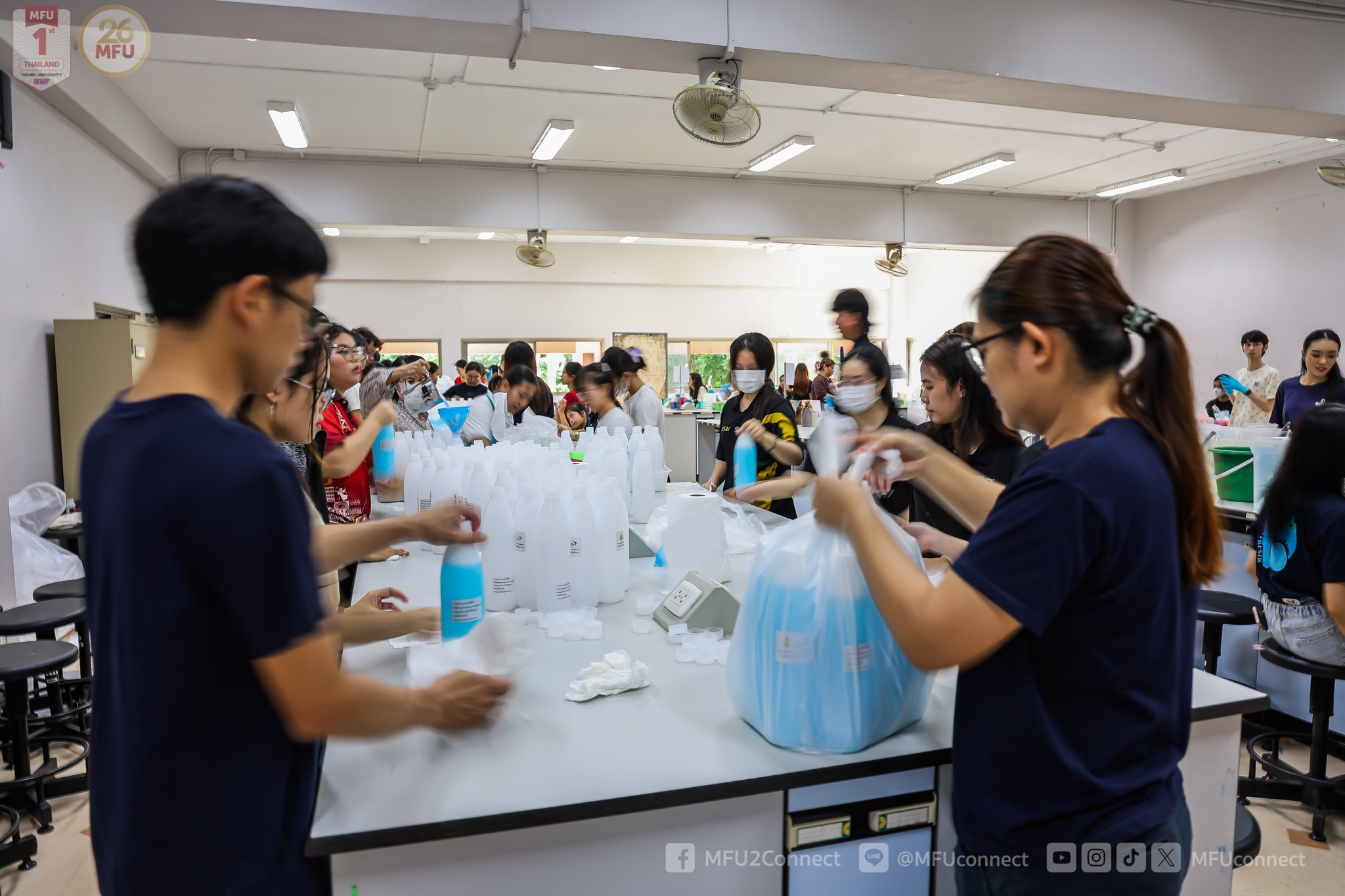 นักศึกษา พนักงาน และจิตอาสา ร่วมใจทำน้ำยาทำความสะอาดช่วยฟื้นฟูอาคารบ้านเรือนประชาชน