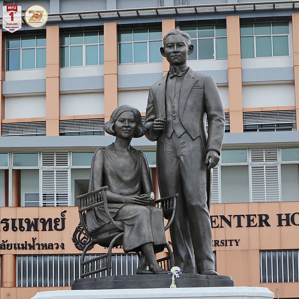 มฟล. จัดพิธีอัญเชิญพระรูป สมเด็จพระมหิตลาธิเบศร อดุลยเดชวิกรม พระบรมราชชนก ประทับคู่ สมเด็จพระศรีนครินทราบรมราชชนนี ขึ้นประดิษฐานบนแท่นฐานอย่างเป็นทางการ 