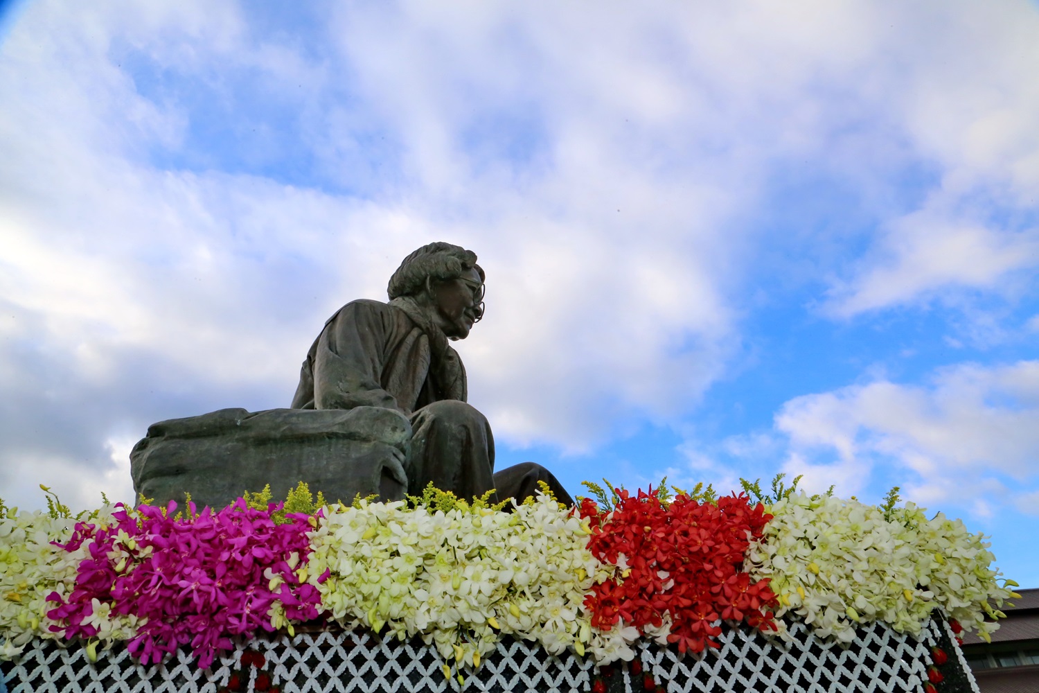 สำนักวิชาพยาบาลศาสตร์-ทันตแพทยศาสตร์ จัดพิธีถวายเครื่องสักการะเนื่องในวันคล้ายวันพระราชสมภพ สมเด็จพระศรีนครินทราบรมราชชนนี