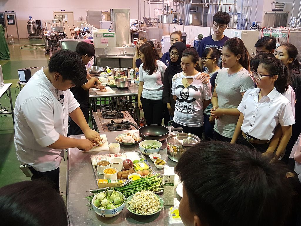 นักศึกษาต่างชาติ มฟล. ร่วมกิจกรรมทำอาหารไทย เรียนรู้วัฒนธรรมผ่านรสชาติ