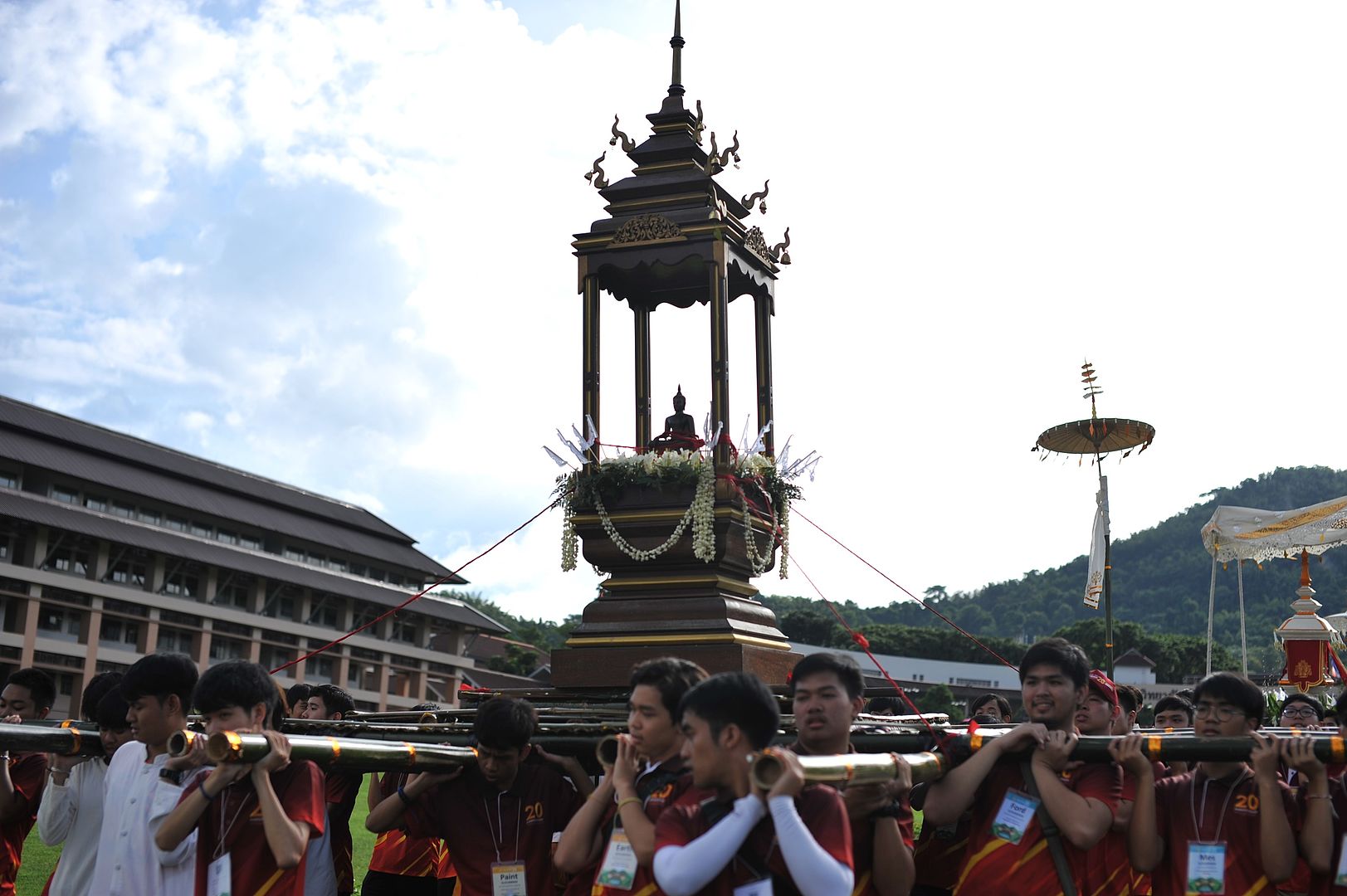 น้องใหม่ มฟล. ร่วมประเพณีอุ้มพระขึ้นดอย ประจำปี 2561