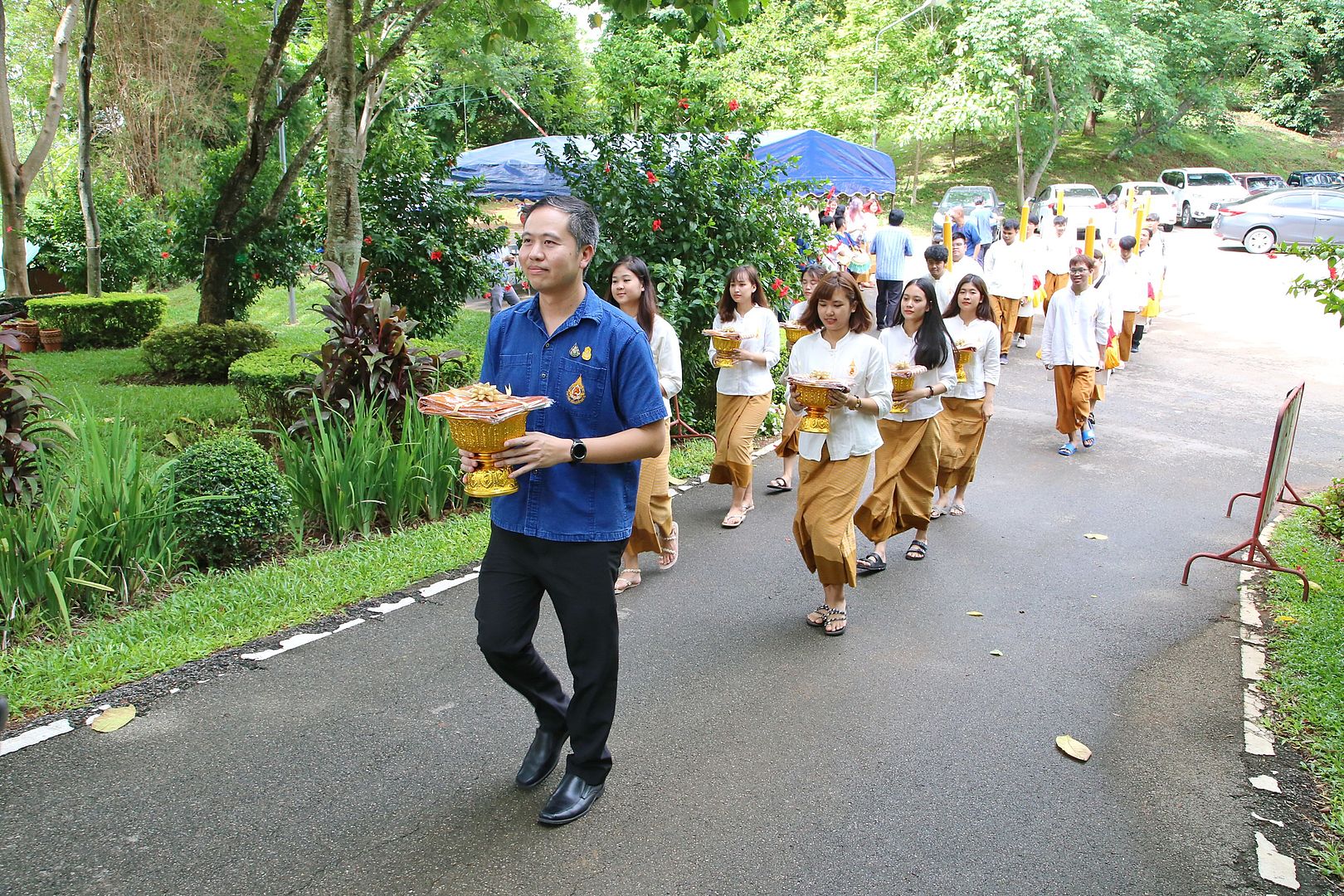 MFU News : ถวายเทียน_2562__3_.JPG