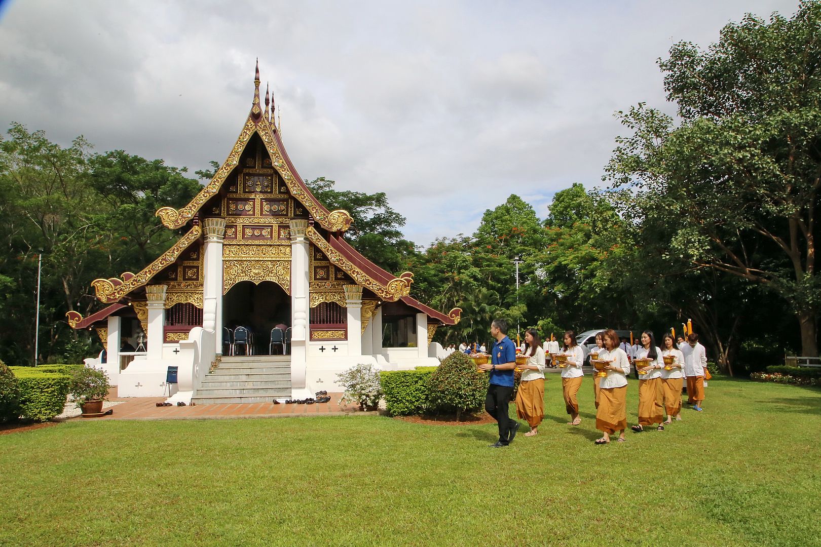 MFU News : ถวายเทียน_2562__4_.JPG
