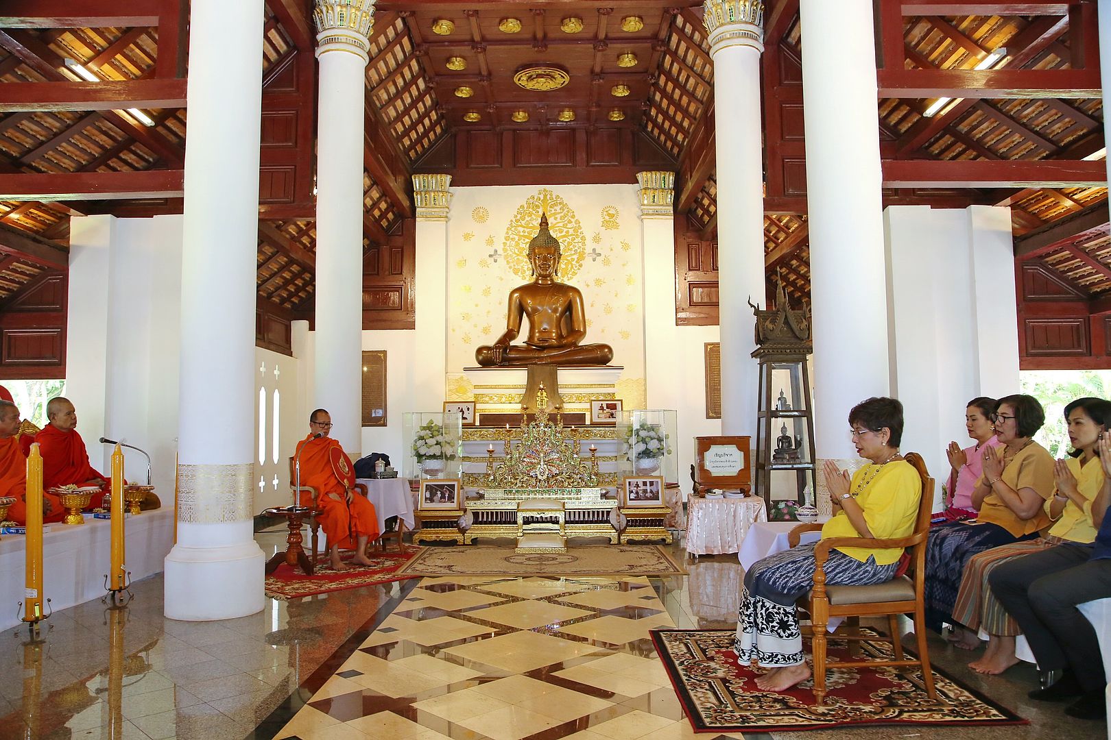 MFU News : ถวายเทียน_2562__5_.JPG