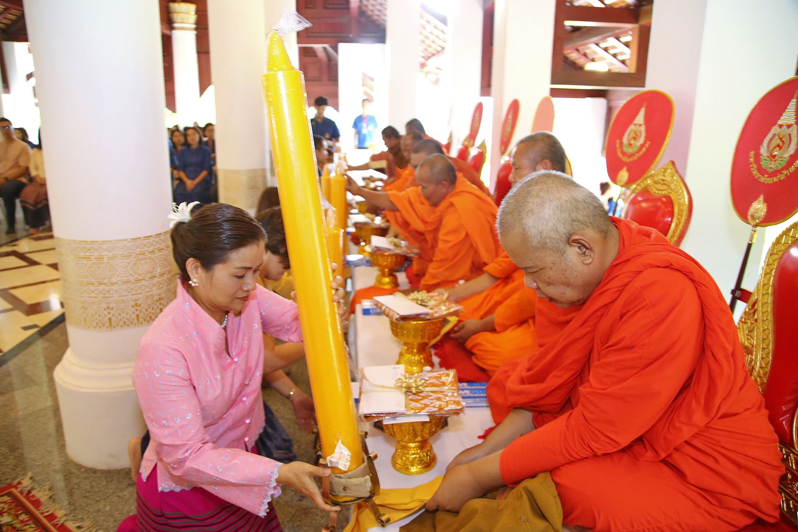 MFU News : ถวายเทียน_2562__9_.JPG