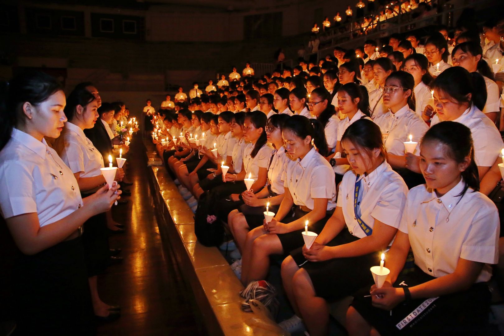 นักศึกษารุ่นพี่ จัดกิจกรรมจุดเทียนรับขวัญน้องใหม่ สานสายใยแดง-ทอง