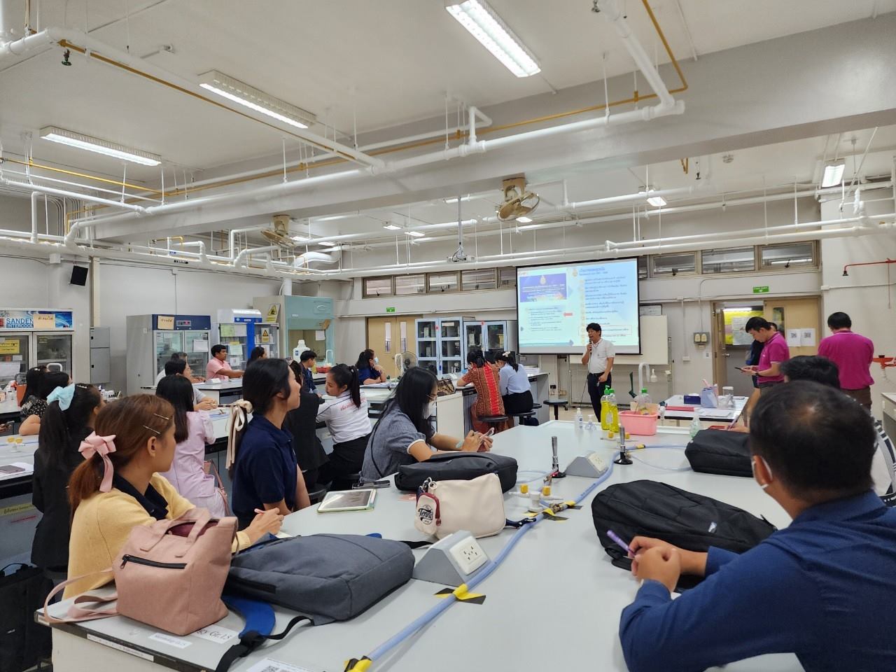 MFU News : LINE_ALBUM_อบรมห่องเรียนวิทย_240612_41.jpg