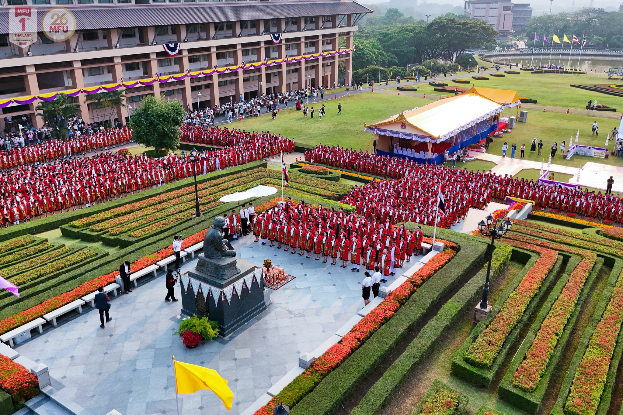MFU News : Graduates_take_leave_Somdejya__4_.jpg