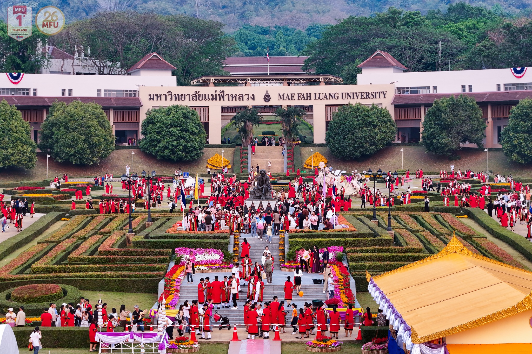 MFU News : Graduates_take_leave_Somdejya__8_.jpg